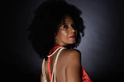 Izzy Gordon canta Rainhas @ The Raven Music Bar